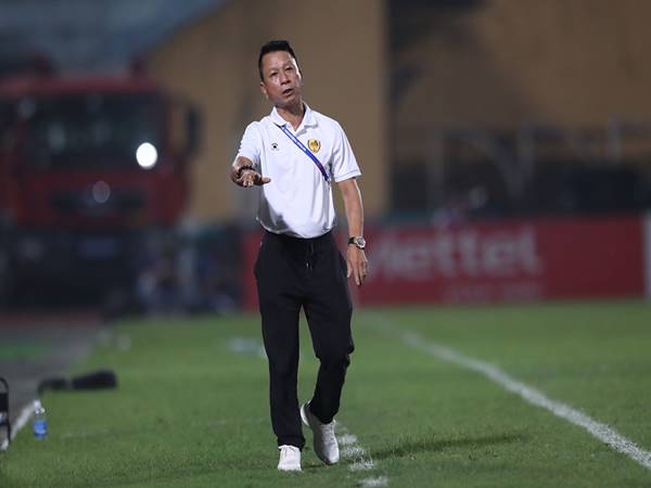 Bóng đá VN 2/4: HLV Quảng Nam than phiền về trọng tài và VAR